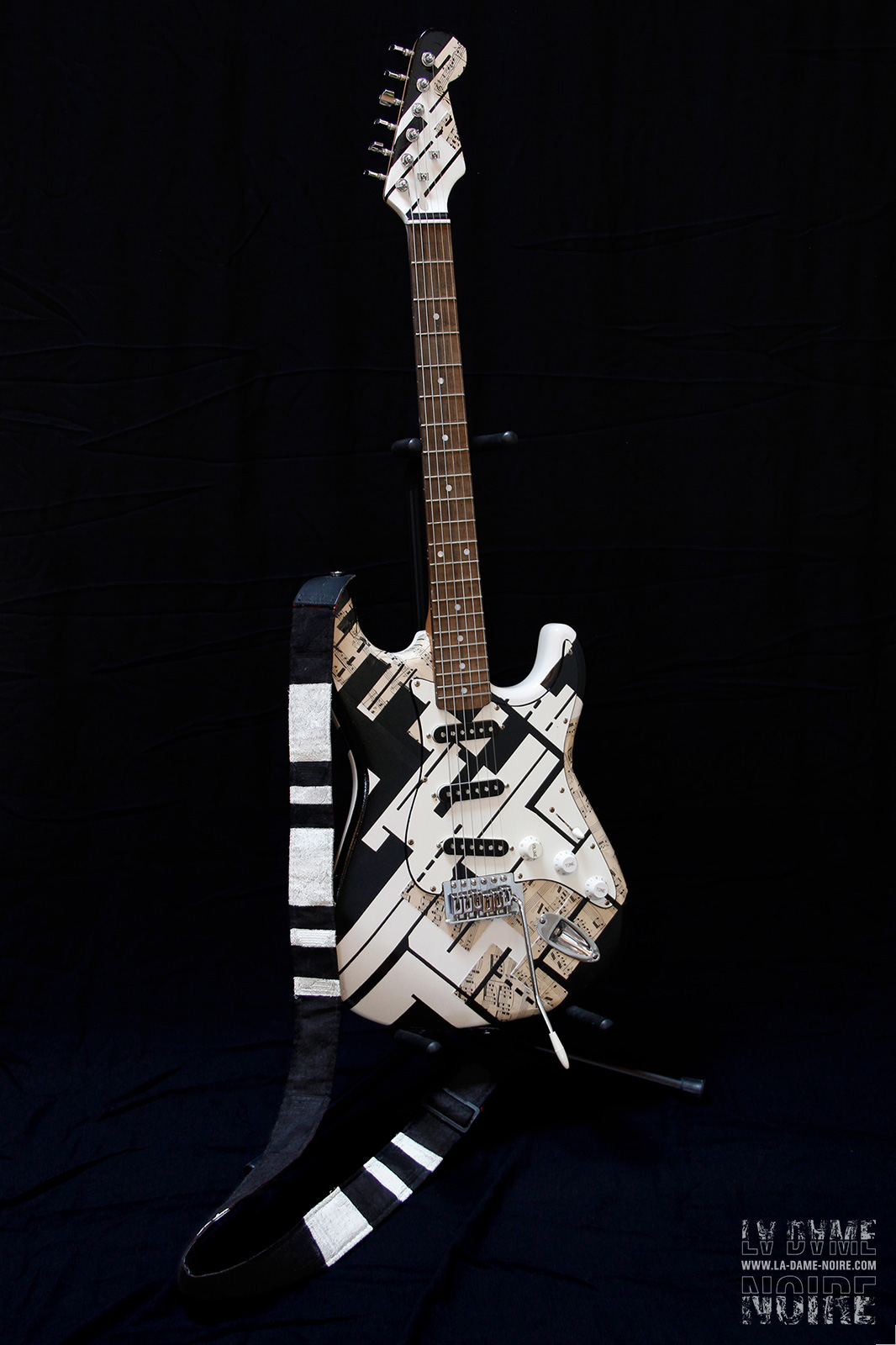 Vue globale de la Guitare peinte en noir et blanc