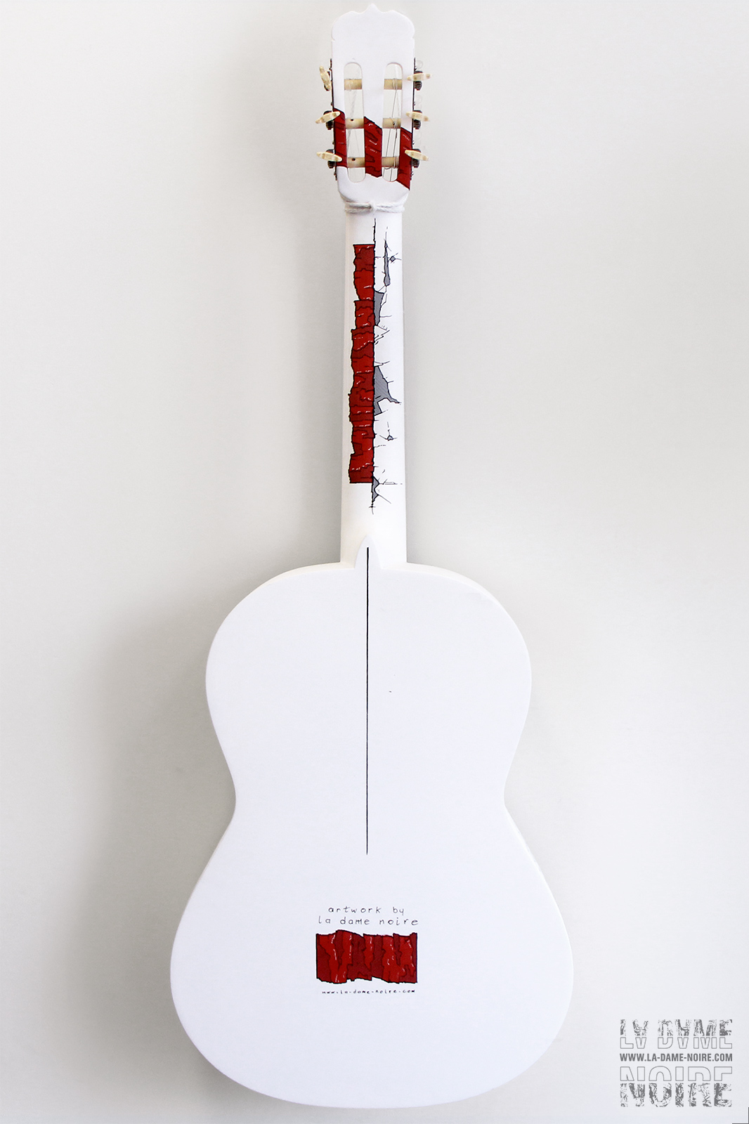 Vue arrière de la guitare customisée en noir et blanc